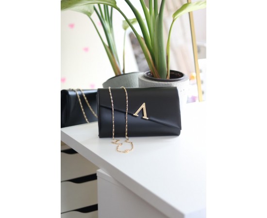 Siyah V Aksesuarlı Zincirli Omuz Çantası
