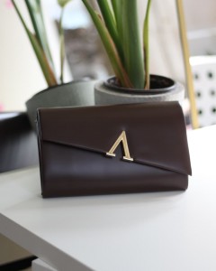 Acı Kahve V Aksesuarlı Zincirli Omuz Çantası