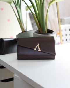 Acı Kahve V Aksesuarlı Zincirli Omuz Çantası