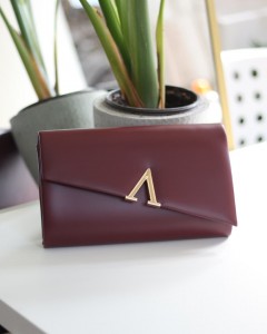 Bordo V Aksesuarlı Zincirli Omuz Çantası