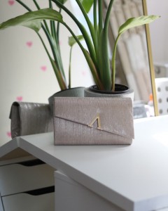  Gold Lazer Kesim V Aksesuarlı Zincirli Omuz Çantası