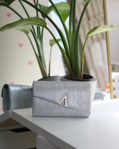 Gümüş Lazer Kesim V Aksesuarlı Zincirli Omuz Çantası