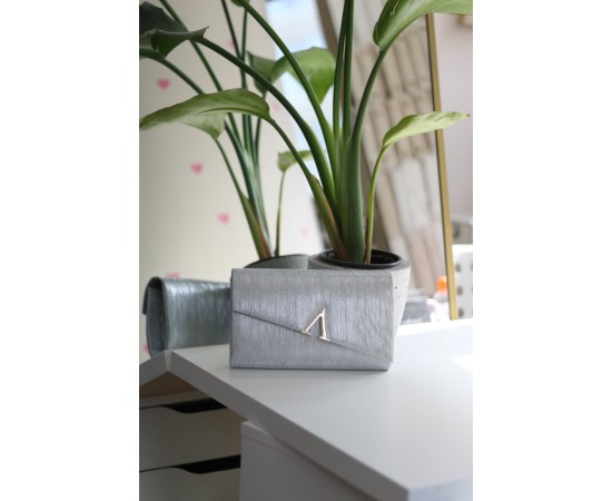 Gümüş Lazer Kesim V Aksesuarlı Zincirli Omuz Çantası