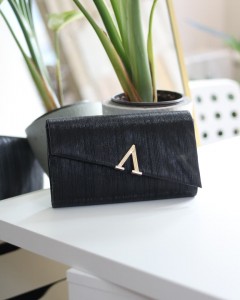 Siyah  Lazer Kesim V Aksesuarlı Zincirli Omuz Çantası