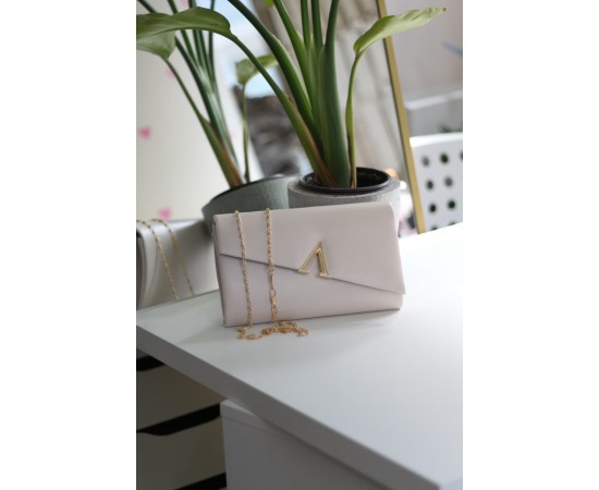 Krem V Aksesuarlı Zincirli Omuz Çantası