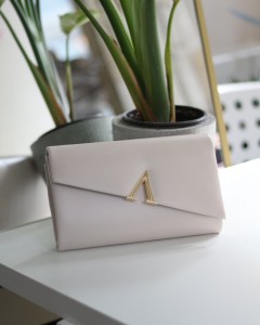 Krem V Aksesuarlı Zincirli Omuz Çantası