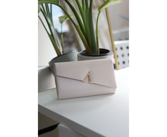 Krem V Aksesuarlı Zincirli Omuz Çantası