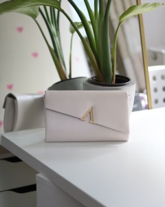 Krem V Aksesuarlı Zincirli Omuz Çantası