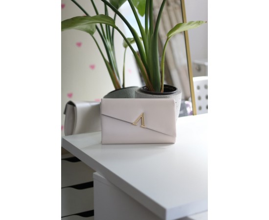 Krem V Aksesuarlı Zincirli Omuz Çantası