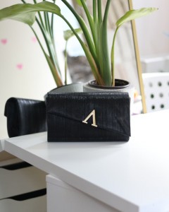 Siyah  Lazer Kesim V Aksesuarlı Zincirli Omuz Çantası