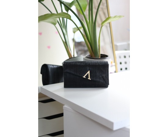 Siyah Lazer Kesim V Aksesuarlı Zincirli Omuz Çantası Siyah Lazer Kesim V Aksesuarlı Zincirli Omuz Çantası