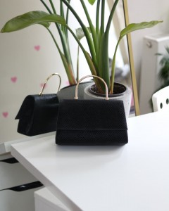 Siyah Yılan Derisi Desenli Metal Sap Detaylı El Omuz Çantası