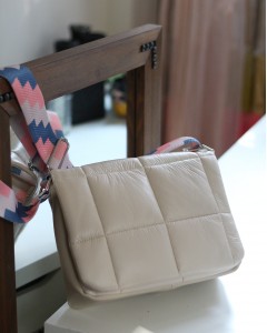 Kadın Krem Kare Desenli Paraşüt Kumaş Omuz Çantası