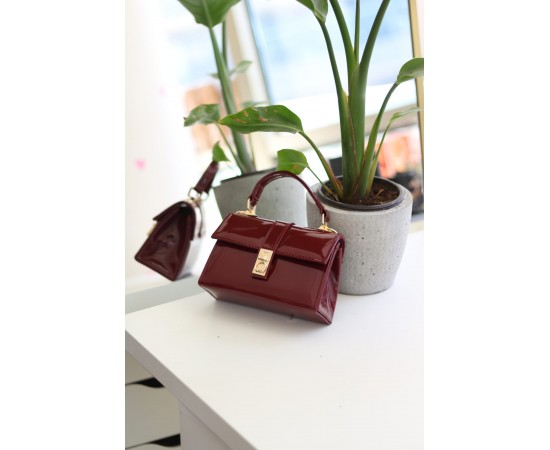 Kadın Bordo Rugan Toka Detaylı Zincirli El Omuz Çantası Kadın Bordo Rugan Toka Detaylı Zincirli El Omuz Çantası