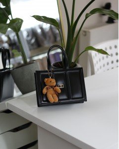  Kadın Siyah Çizgi Detaylı Ayıcık Maskotlu El Omuz Çantası