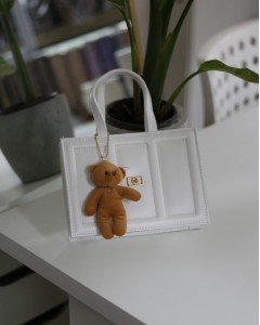 Kadın Beyaz Çizgi Detaylı Ayıcık Maskotlu El Omuz Çantası