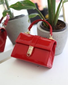 Kadın Kırmızı Rugan Toka Detaylı Zincirli El Omuz Çantası Kadın Kırmızı Rugan Toka Detaylı Zincirli El Omuz Çantası