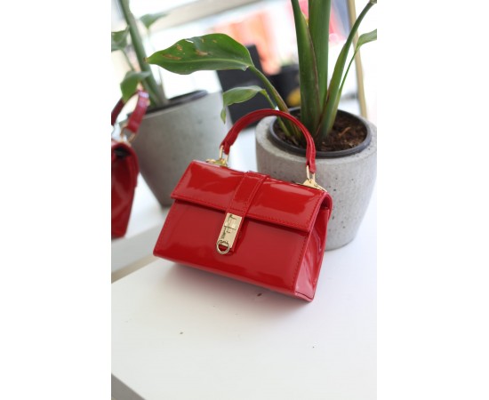 Kadın Kırmızı Rugan Toka Detaylı Zincirli El Omuz Çantası Kadın Kırmızı Rugan Toka Detaylı Zincirli El Omuz Çantası