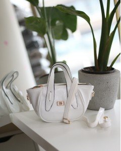  Kadın Beyaz Rugan Tutma Saplı Pouch El Çantası