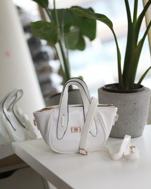  Kadın Beyaz Rugan Tutma Saplı Pouch El Çantası