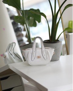  Kadın Beyaz Rugan Tutma Saplı Pouch El Çantası