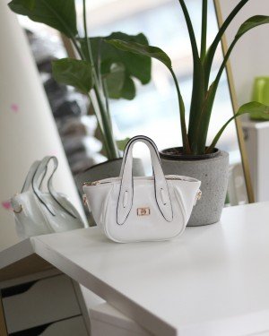  Kadın Beyaz Rugan Tutma Saplı Pouch El Çantası