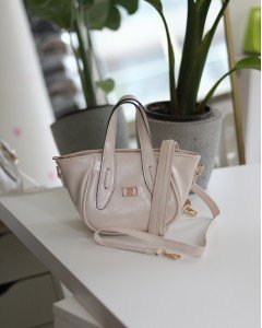 Kadın Krem Rugan Tutma Saplı Pouch El Çantası Kadın Krem Rugan Tutma Saplı Pouch El Çantası