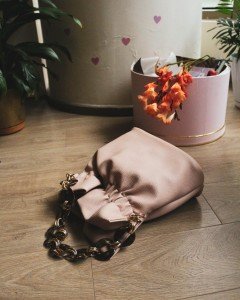 Gül Kurusu Büzgülü Zincir Detaylı El Çantası