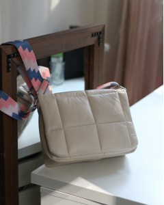 Kadın Krem Kare Desenli Paraşüt Kumaş Omuz Çantası