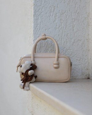 Kadın Krem Ayıcık Maskotlu Tutma Saplı El & Omuz Çantası Kadın Krem Ayıcık Maskotlu Tutma Saplı El & Omuz Çantası