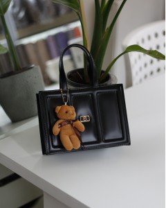  Kadın Siyah Çizgi Detaylı Ayıcık Maskotlu El Omuz Çantası