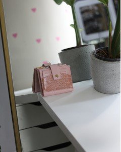  Kadın Pudra Kroko Desenli Kartlık Detaylı Kare Cüzdan