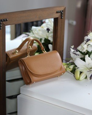 Kadın Karamel Oval Kapak Detaylı Askılı Omuz Çantası Kadın Karamel Oval Kapak Detaylı Askılı Omuz Çantası