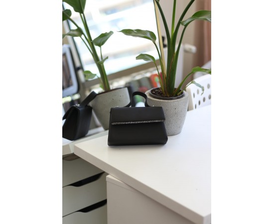 Kadın Siyah Saten Tutma Taş Şerit Detaylı Abiye Omuz Çantası Kadın Siyah Saten Tutma Taş Şerit Detaylı Abiye Omuz Çantası