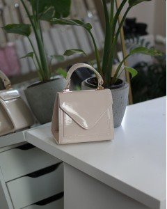 Kadın Krem Rugan Kapak Detaylı Askılı Omuz Çantası