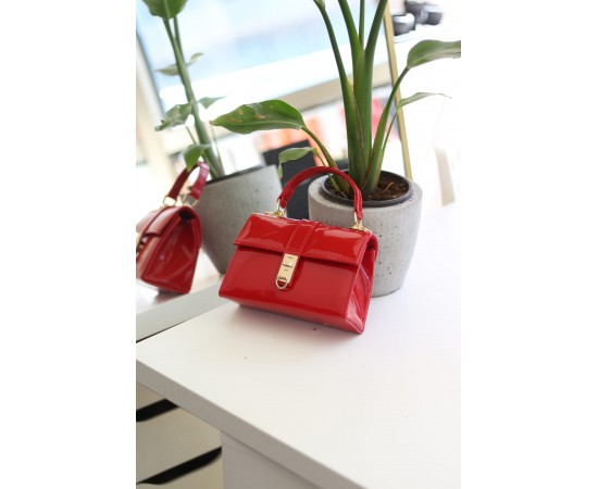 Kadın Kırmızı Rugan Toka Detaylı Zincirli El Omuz Çantası Kadın Kırmızı Rugan Toka Detaylı Zincirli El Omuz Çantası