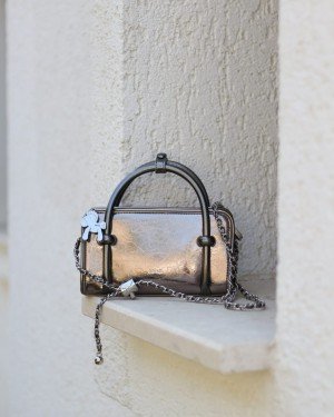 Kadın Platin Eskitme Dokulu Maskot Detaylı El ve Omuz Çantası Kadın Platin Eskitme Dokulu Maskot Detaylı El ve Omuz Çantası