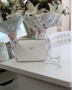 Kadın Beyaz Baklava Desenli İnce Düğüm Askılı Omuz Çantası