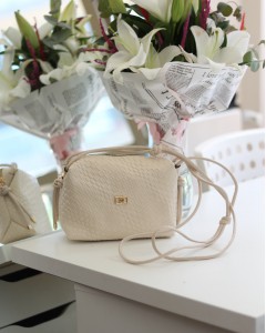  Kadın Krem Baklava Desenli İnce Düğüm Askılı Omuz Çantası