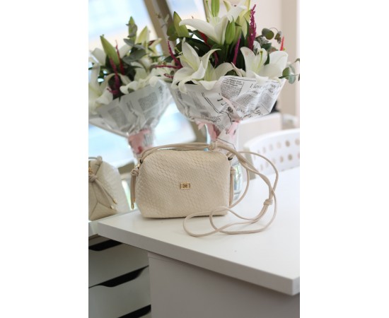 Kadın Krem Baklava Desenli İnce Düğüm Askılı Omuz Çantası Kadın Krem Baklava Desenli İnce Düğüm Askılı Omuz Çantası