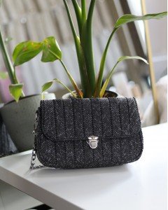 Kadın Silver El Yapımı Üçgen Klipsli Omuz Çantası Kadın Silver El Yapımı Üçgen Klipsli Omuz Çantası