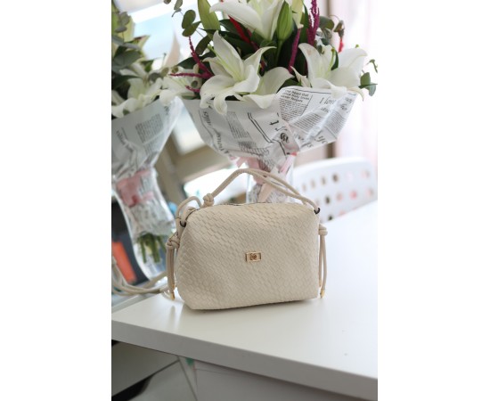 Kadın Krem Baklava Desenli İnce Düğüm Askılı Omuz Çantası Kadın Krem Baklava Desenli İnce Düğüm Askılı Omuz Çantası