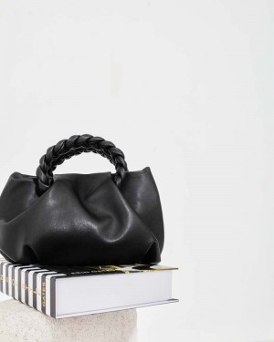 Siyah Örme Saplı Yumuşak Deri Omuz Çantası Siyah Örme Saplı Yumuşak Deri Omuz Çantası