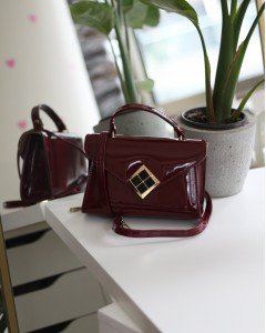 Kadın Bordo Rugan Dokulu Siyah Kare Gold Aksesuar Detaylı Abiye Çanta