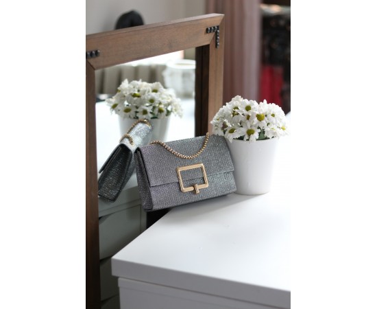 Simli Platin Kare Tokalı Zincirli Omuz Çantası Simli Platin Kare Tokalı Zincirli Omuz Çantası