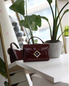 Kadın Bordo Rugan Dokulu Siyah Kare Gold Aksesuar Detaylı Abiye Çanta