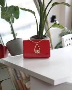 Kadın Kırmızı Damla Aksesuarlı Omuz Çantası