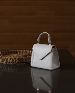 Kadın Beyaz Peluş Kapak Detaylı El ve Omuz Çantası 