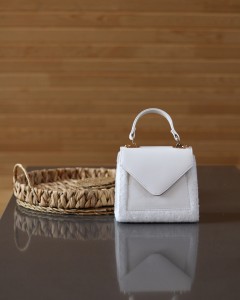 Kadın Beyaz Peluş Kapak Detaylı El ve Omuz Çantası 