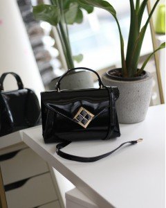 Kadın Siyah Rugan Dokulu Siyah Kare Gold Aksesuar Detaylı Abiye Çanta Kadın Siyah Rugan Dokulu Siyah Kare Gold Aksesuar Detaylı Abiye Çanta